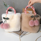 Sac à main douillet en fausse fourrure avec pendentif cerise