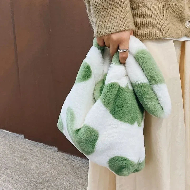 Sac à main doux en fausse fourrure décoré de cœurs