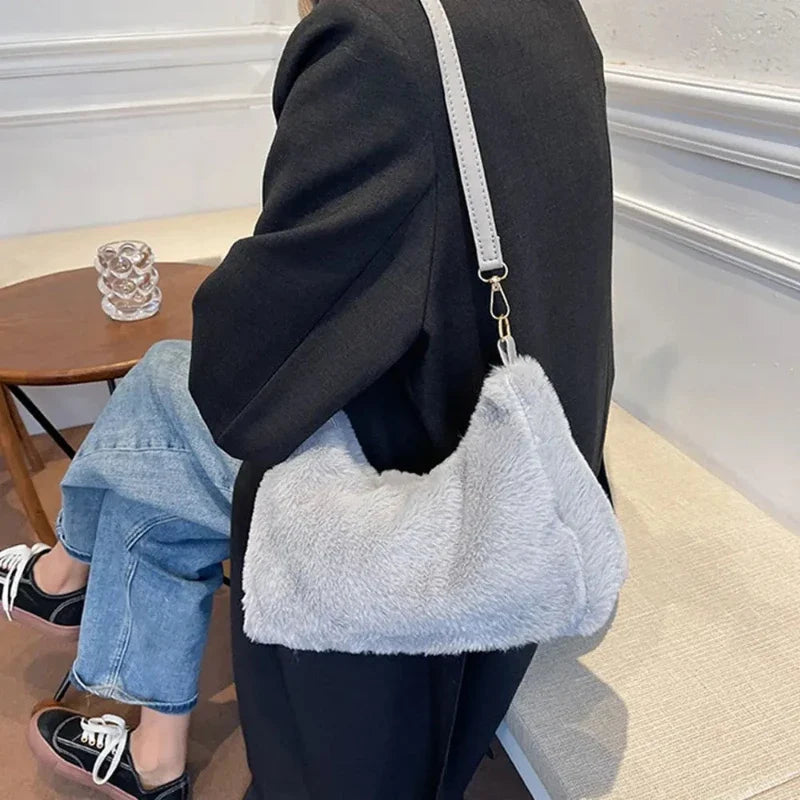 Sac à main doux en fausse fourrure grise