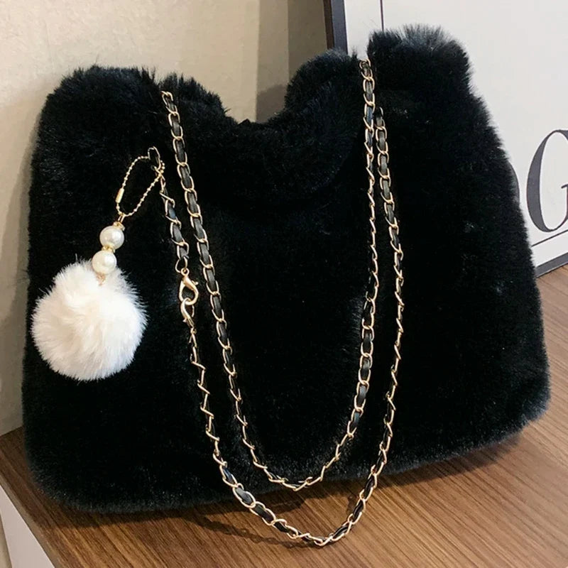 Sac à main duveteux en fausse fourrure et pompon