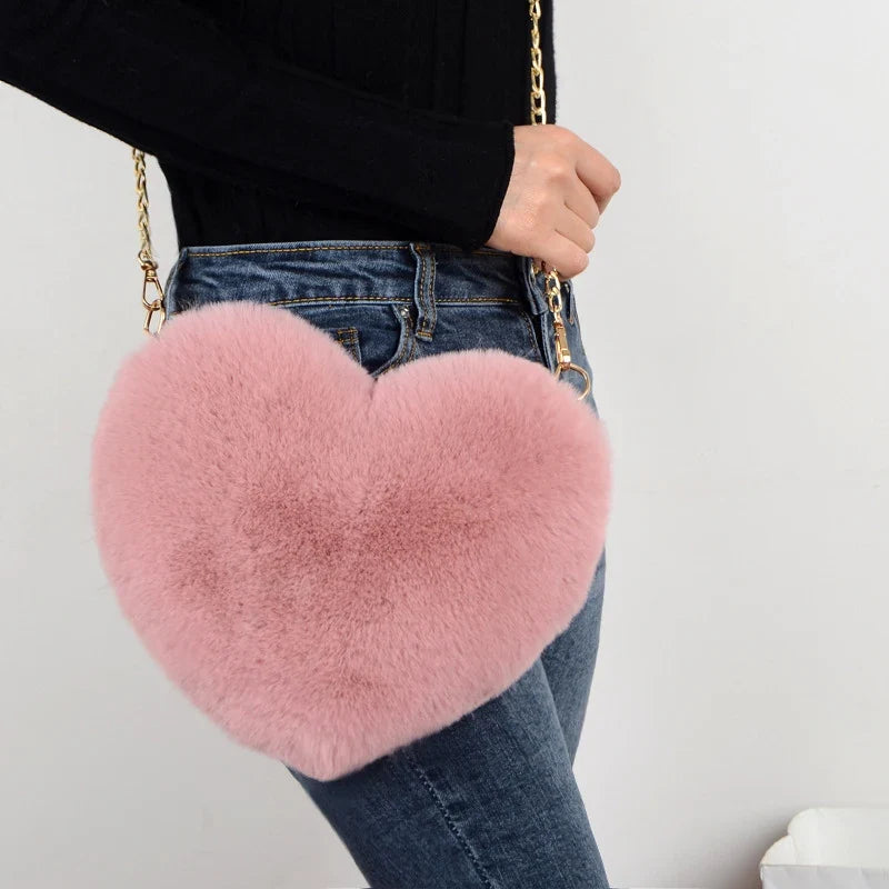 Sac à main en fausse fourrure en forme de cœur