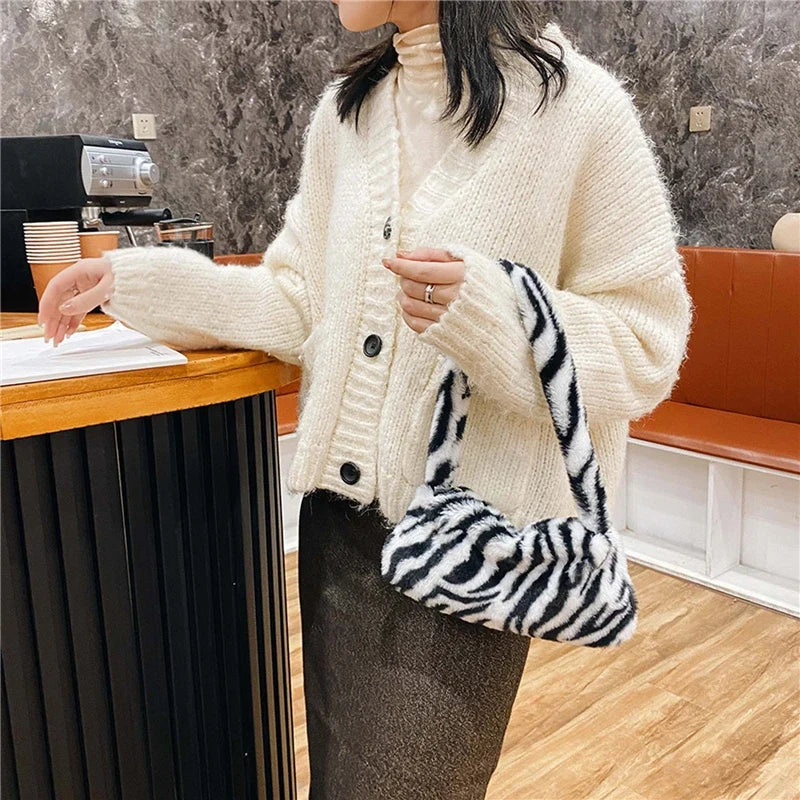 Sac à main en fourrure synthétique au motif zébré
