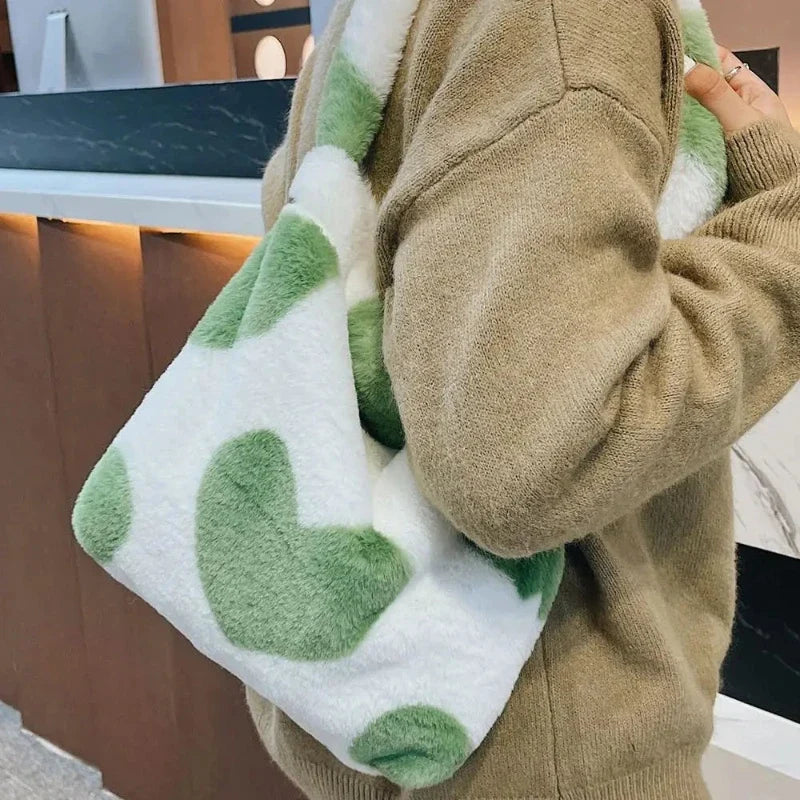 Sac à main en fourrure synthétique avec motifs de cœurs