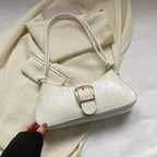 Sac à main en simili au format baguette avec boucle métallique chic
