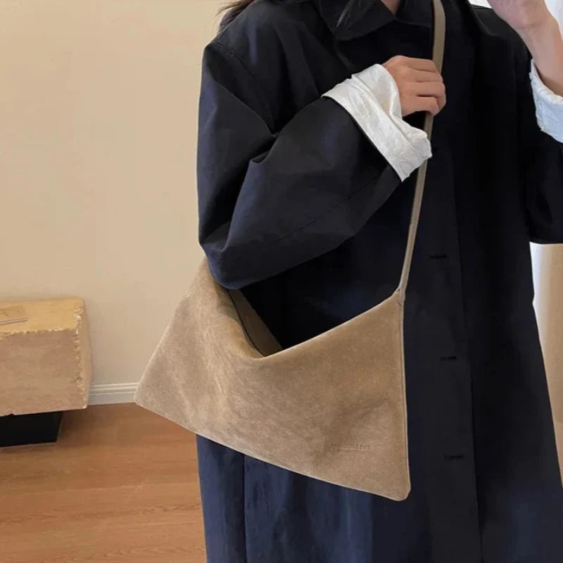 Sac à main épuré au format baguette élégant