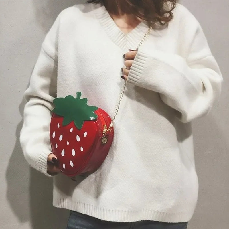 Sac à main évoquant une fraise