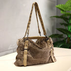 Sac à main façon fourrure au look décontracté