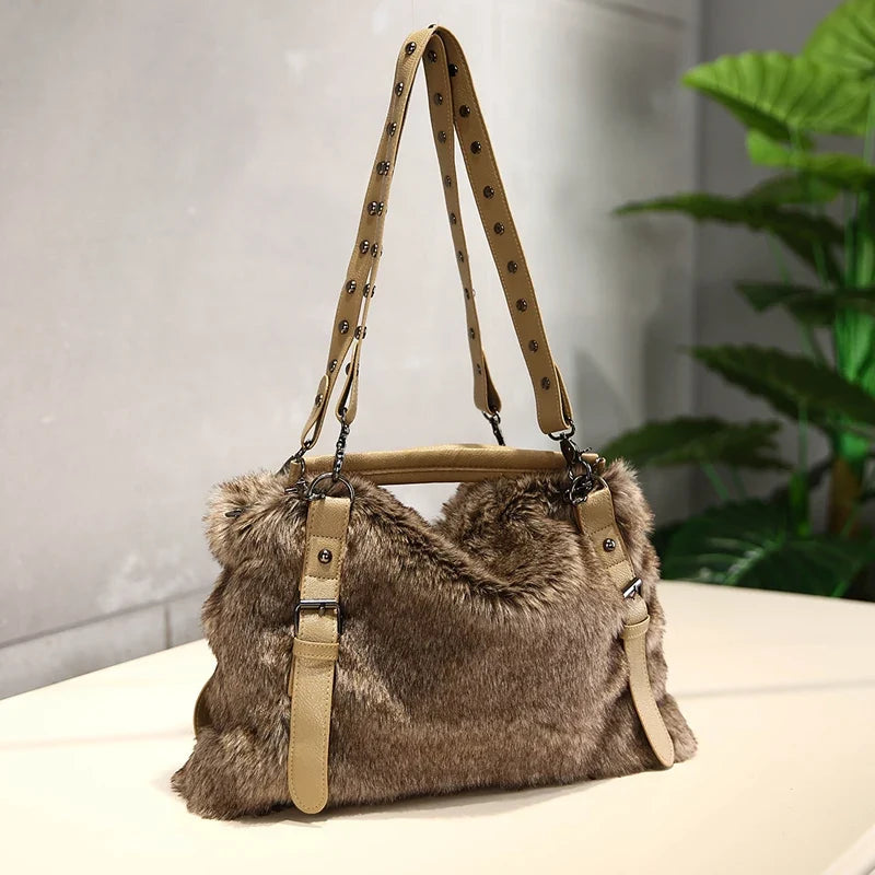 Sac à main façon fourrure au look décontracté
