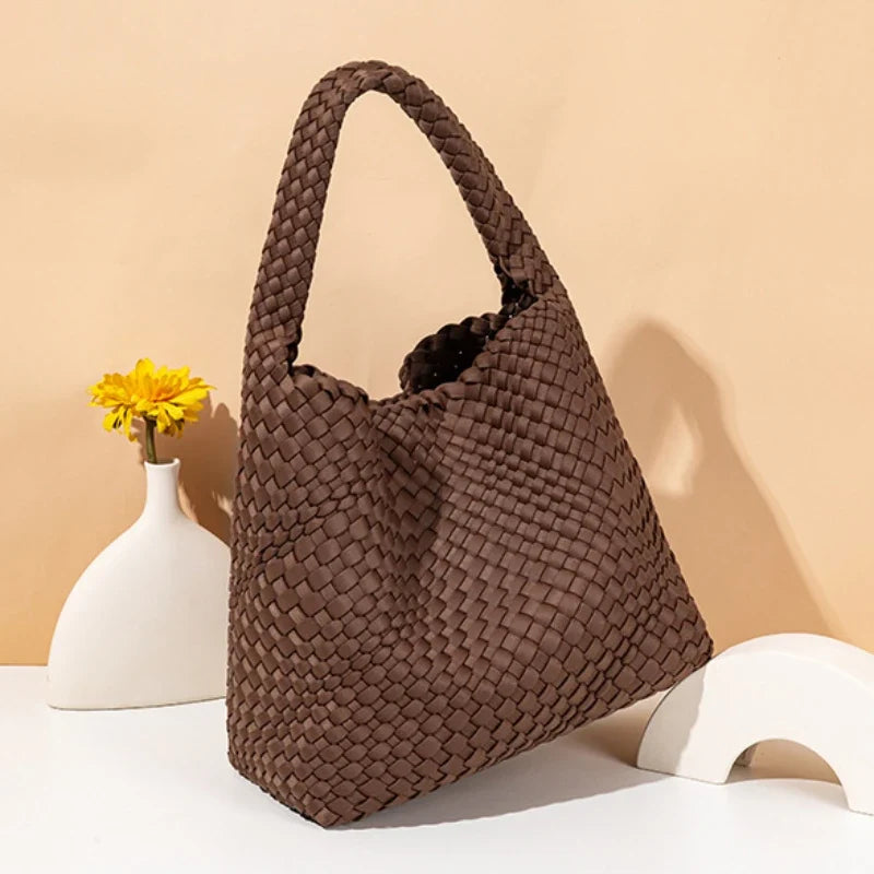 Sac à main façon panier confectionné en tissu marron