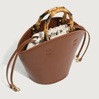 Sac à main façon seau et poignée de bambou