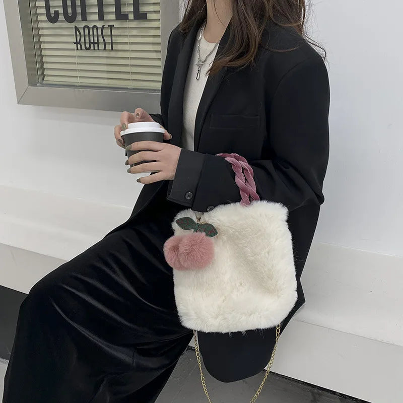 Sac à main fausse fourrure décoré d'un pendentif cerise