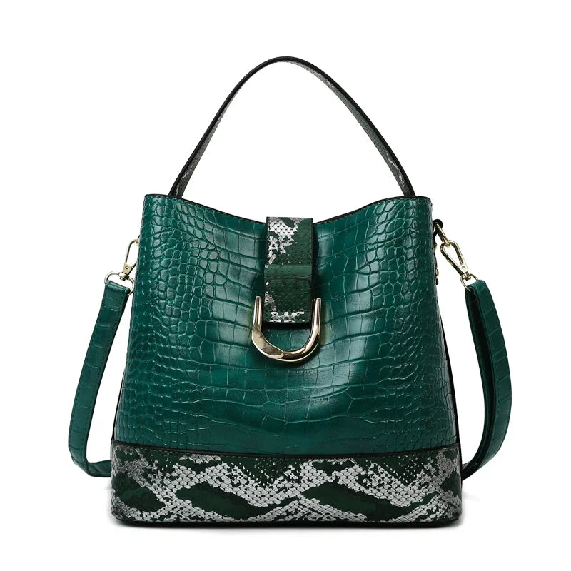 Sac à main féminin accompagné d’un portefeuille coordonné