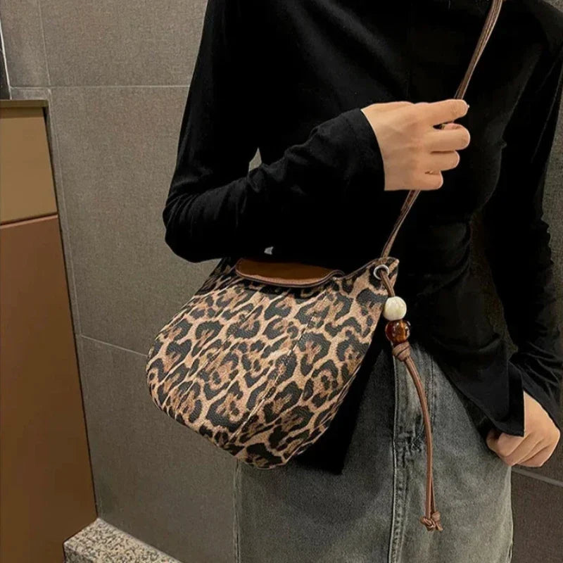 Sac à main féminin souple façon léopard