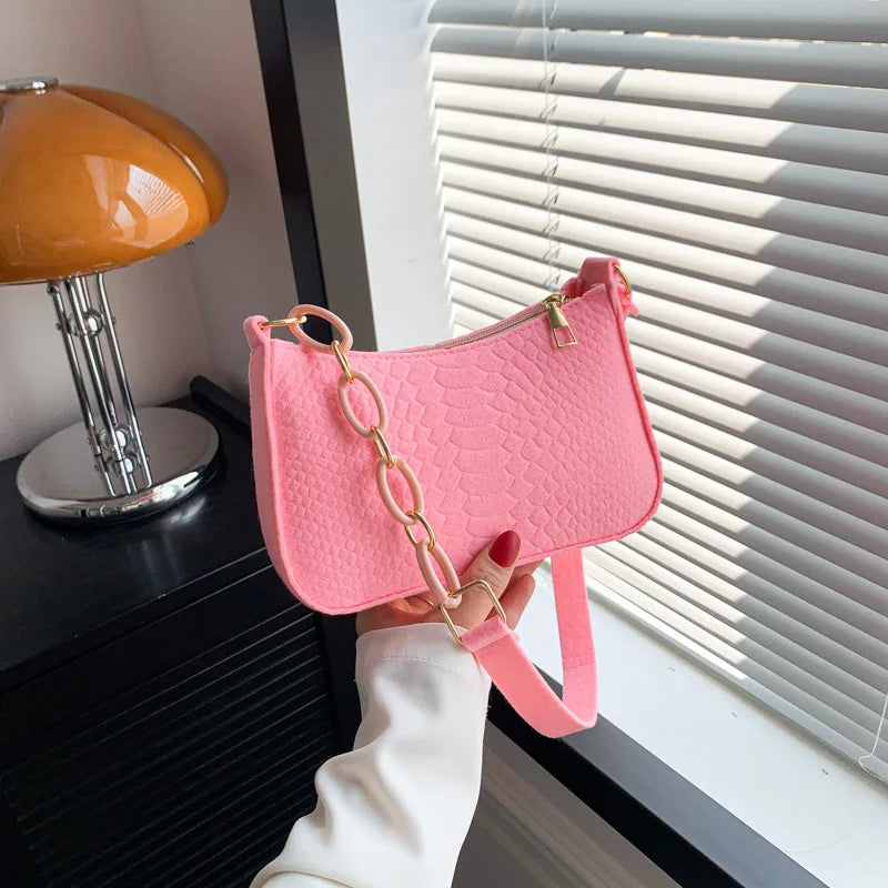 Sac à main format baguette compact et vivement coloré