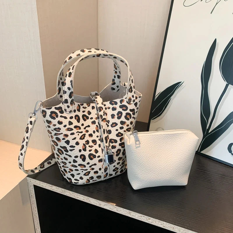 Sac à main forme seau à imprimé léopard