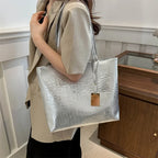 Sac à main grand format métallisé effet croco élégant