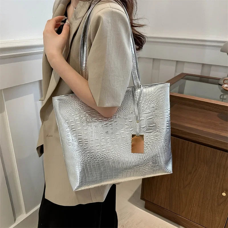 Sac à main grand format métallisé effet croco élégant