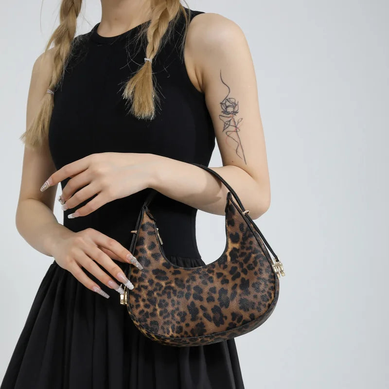 Sac à main léopard de style baguette