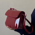 Sac à main luxueux de couleur rouge
