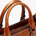 Sac à main marron confectionné en cuir