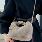 Sac à main matière fausse fourrure