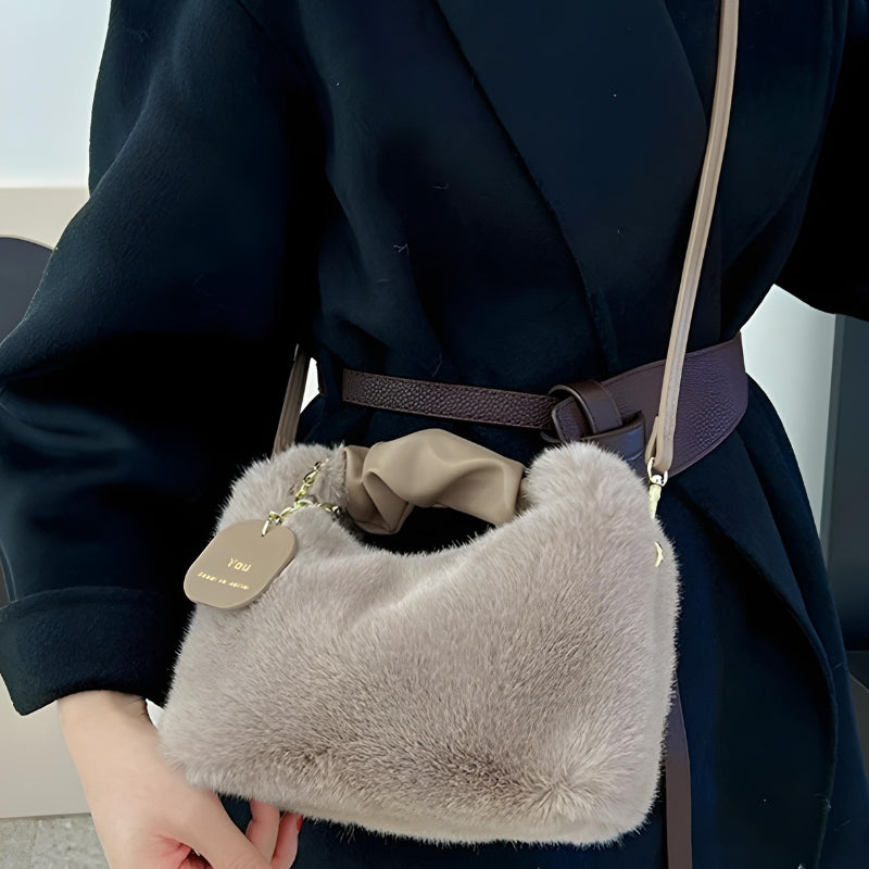 Sac à main matière fausse fourrure