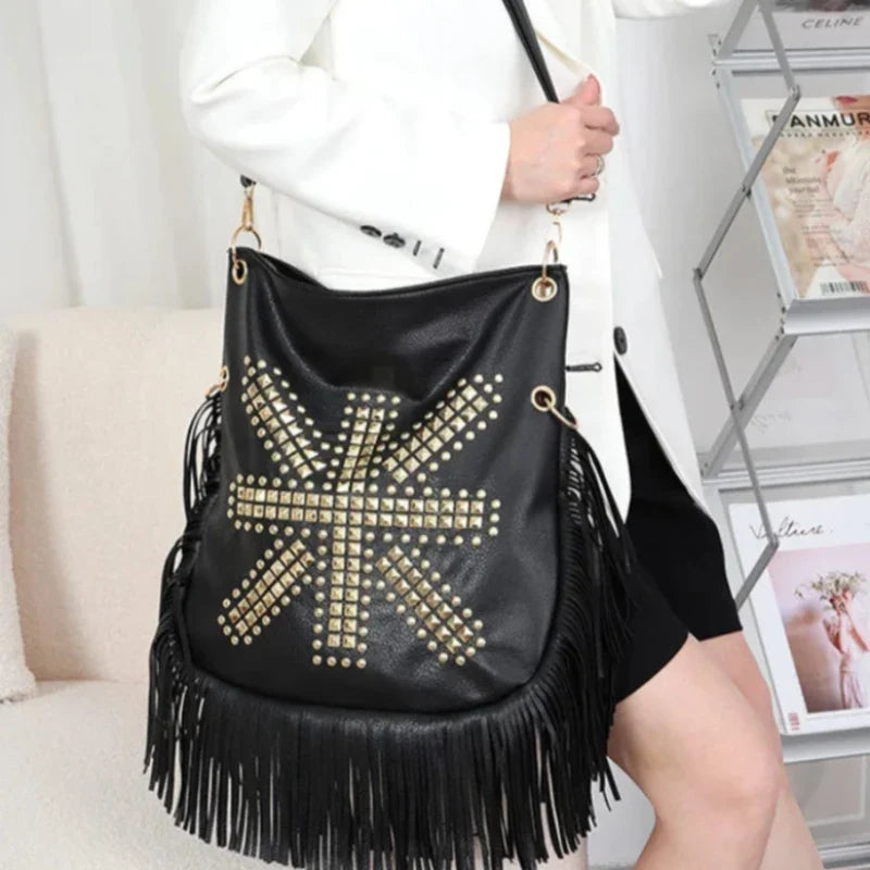 Sac à main noir avec motif original et frange