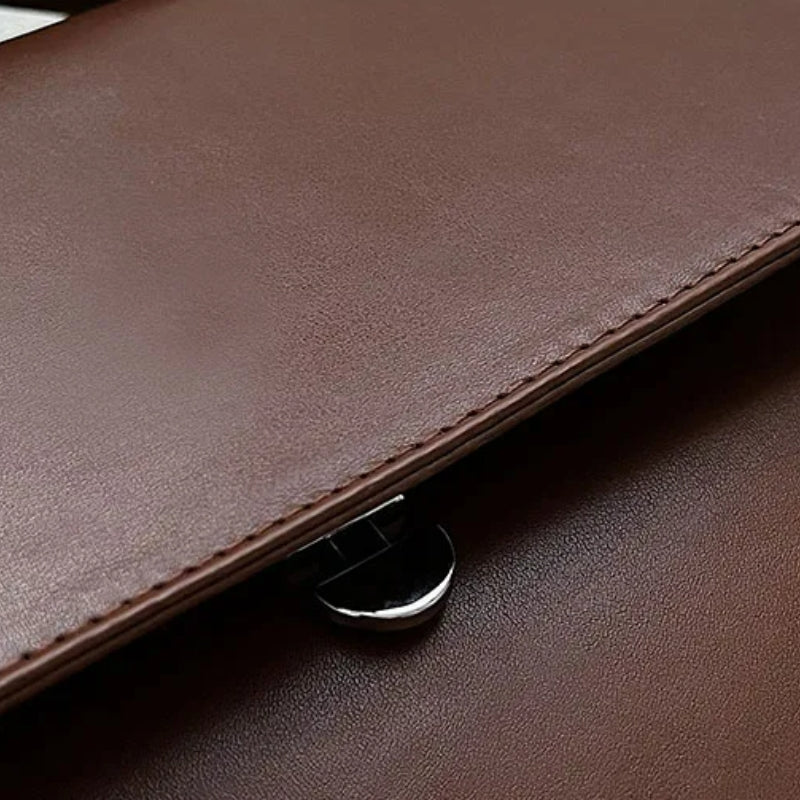 Sac à main noir doté d’une bandoulière