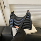 Sac à main noir en simili, élégant et format baguette