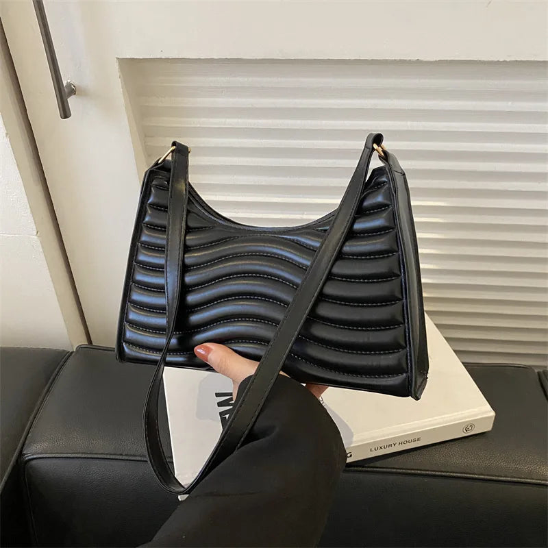 Sac à main noir en simili, élégant et format baguette