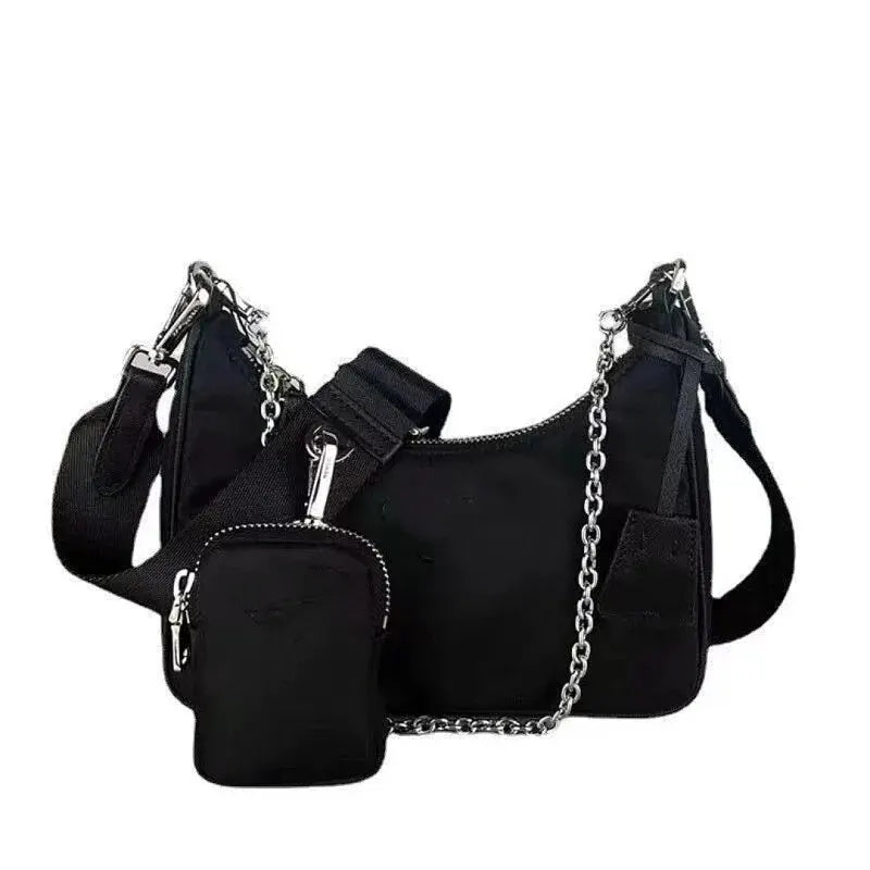Sac à main noir tendance et imperméable