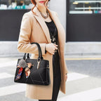 Sac à main orné d'un foulard