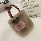 Sac à main orné d'une cerise en pendentif et fausse fourrure