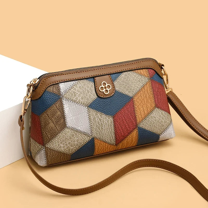 Sac à main orné d’un motif géométrique, bandoulière ajustable
