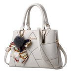 Sac à main rehaussé d'un foulard
