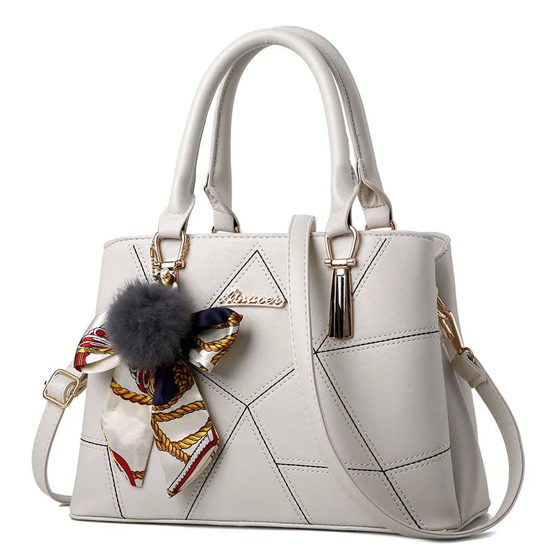 Sac à main rehaussé d'un foulard