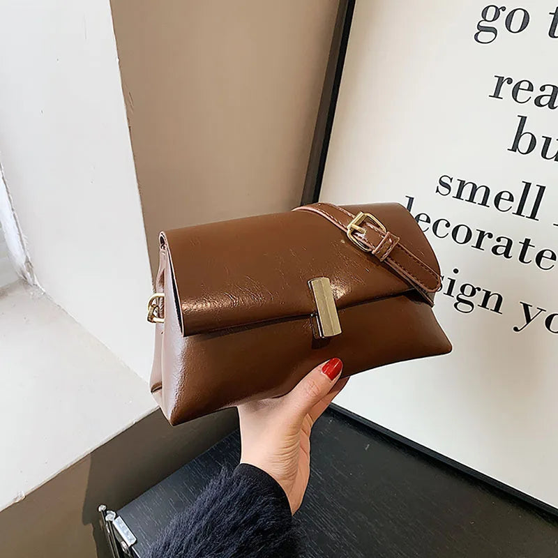 Sac à main sophistiqué et chic de forme baguette