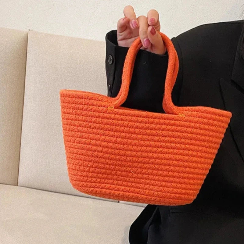 Sac à main tendance au format panier coloré