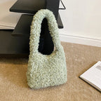 Sac à main versatile confectionné en fausse fourrure