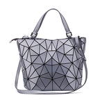 Sac à motif géométrique porté à la main