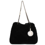 Sac à pompon en fausse fourrure porté main
