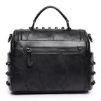 Sac à porter en bandoulière, finition cloutée