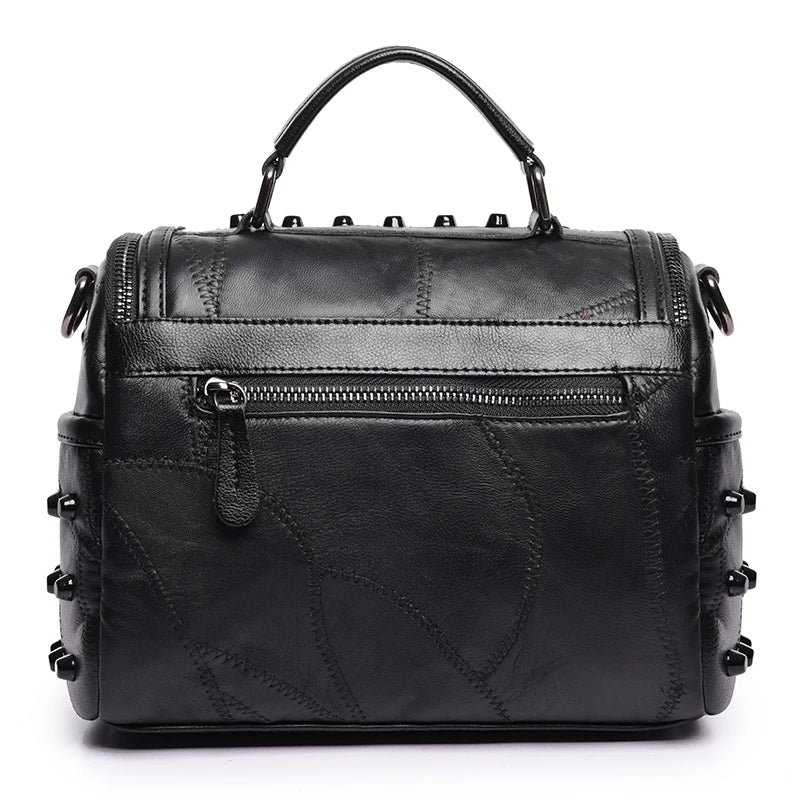 Sac à porter en bandoulière, finition cloutée