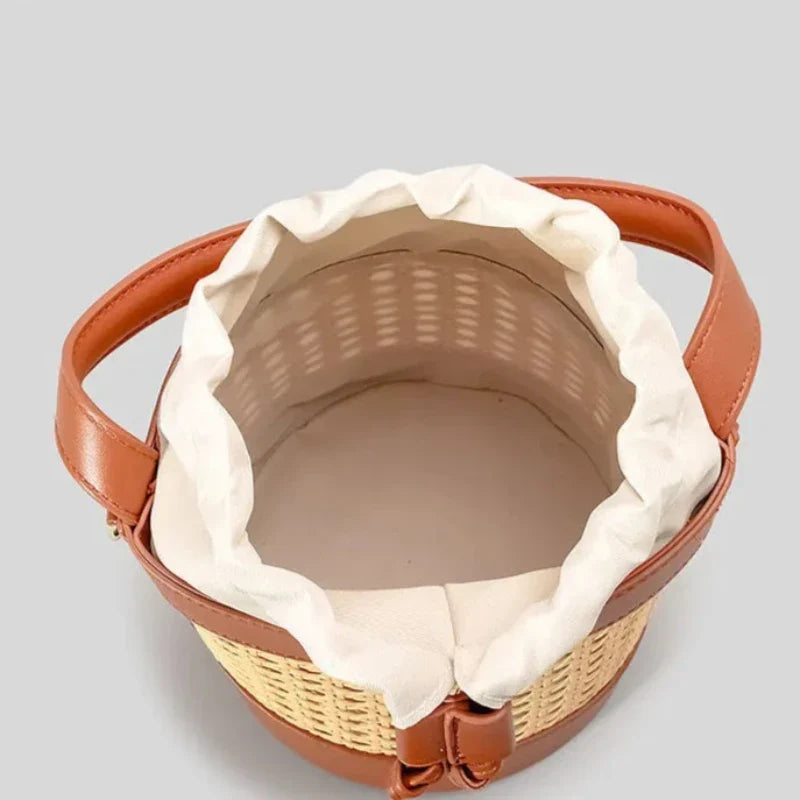 Sac avec bandoulière en rotin tressé design