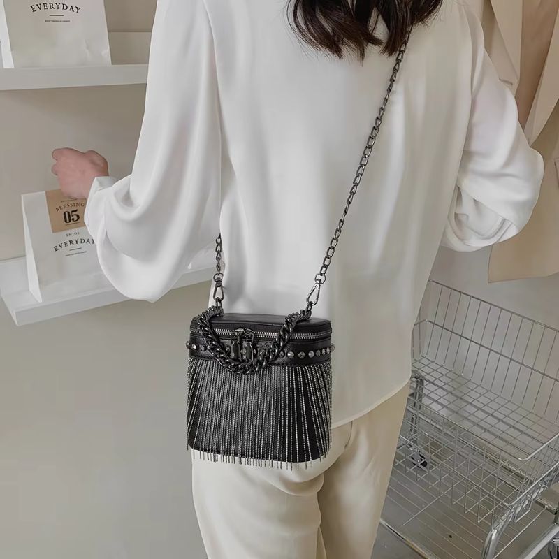 Sac avec frange métallique élégante