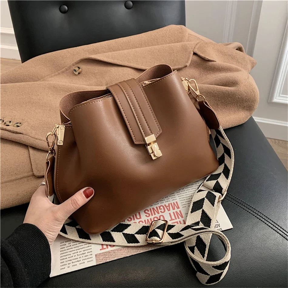 Sac avec large bandoulière destiné aux femmes