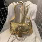 Sac baguette à clou argenté au design plein d’audace