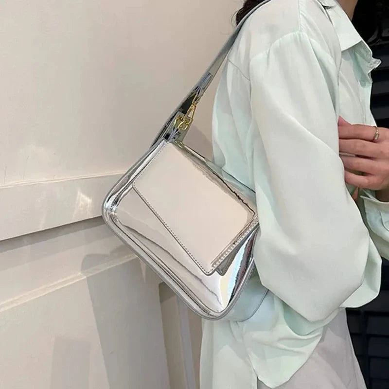 Sac baguette à finition métallisée et style audacieux