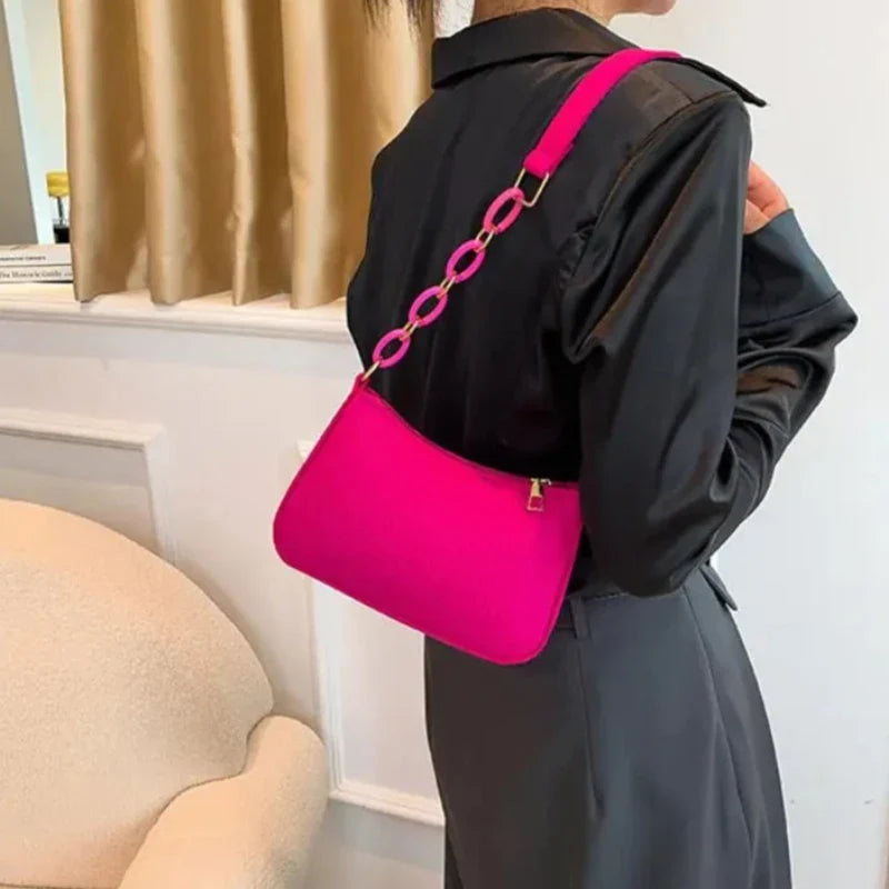 Sac baguette à la couleur affirmée et conception compacte