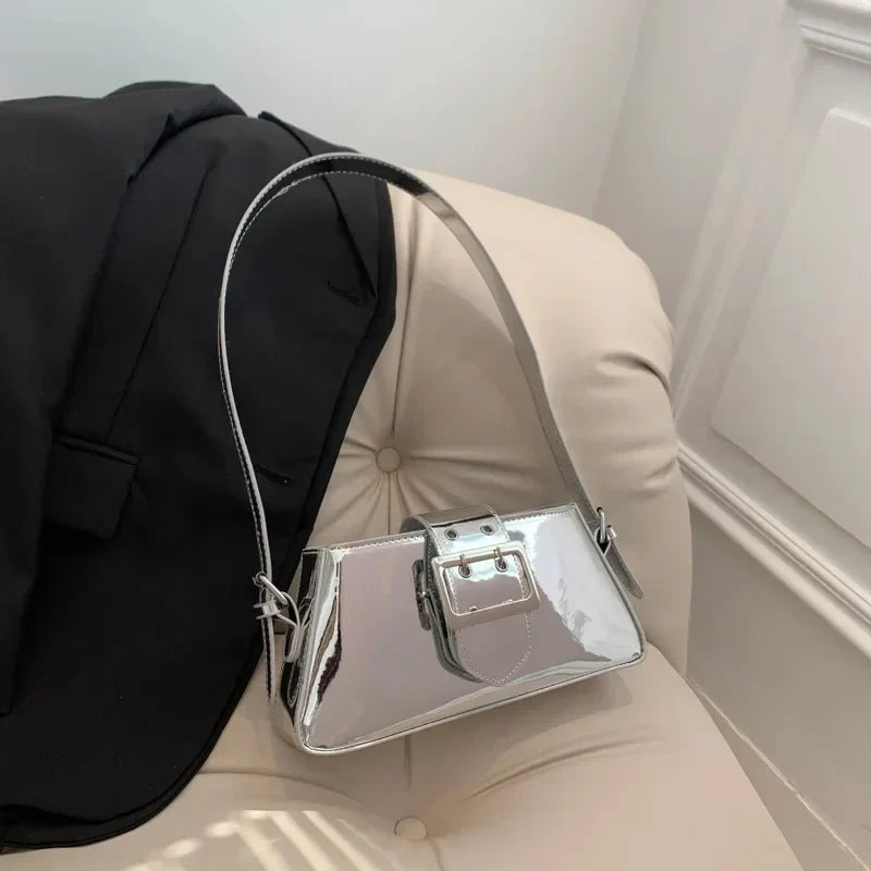 Sac baguette à l’aspect brillant